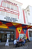 Marokko, Tanger Region Tetouan, Tanger, Gruppe von Männern sitzt auf der Café-Terrasse des Rif-Kinos