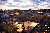 Marokko, Tanger Region Tetouan, Tanger, Dar Nour Hotel, Frau auf der Terrasse des Gästehauses Dar Nour mit Blick auf die Kasbah, bei Einbruch der Dunkelheit