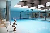 Frankreich, Paris, Le Royal Monceau Hotel, kleine Badende am Swimmingpool des von Philippe Starck entworfenen Hotels