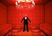 Frankreich, Paris, Hotel Royal Monceau, Julie Eugene, Kunst-Concierge des Royal Monceau, in der roten Räucherkammer des von Philippe Starck entworfenen Hotels