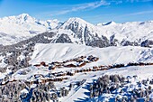 Frankreich, Savoie, Vanoise-Massiv, Tal der Haute Tarentaise, La Plagne, Teil des Paradiski-Gebietes, Blick auf Plagne-Dörfer, Plagne Soleil und den Mont Blanc (4810m), (Luftaufnahme)
