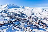 Frankreich, Savoie, Vanoise-Massiv, Tal der Haute Tarentaise, La Plagne, Teil des Paradiski-Gebietes, Blick auf Plagne Villages und Plagne Centre, (Luftaufnahme)