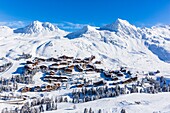 Frankreich, Savoie, Vanoise-Massiv, Tal der Haute Tarentaise, La Plagne, Teil des Paradiski-Gebietes, Blick auf Belle Plagne, (Luftaufnahme)
