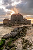 Frankreich, Pas de Calais, Opalküste, Ambleteuse, Dämmerung und Sonnenuntergang, Blick auf Fort Vauban