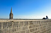 Frankreich, Calvados, Caen, die herzogliche Burg von Wilhelm dem Eroberer, die Festungsmauern und der Glockenturm der Kirche St. Peter (Saint-Pierre) im Hintergrund