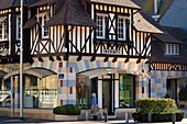 Frankreich, Calvados, Pays d'Auge, Deauville, Hermes-Luxusgeschäft in der Rue du Casino