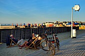 Frankreich, Calvados, Pays d'Auge, Deauville, Elektrofahrrad auf den berühmten Planken am Strand