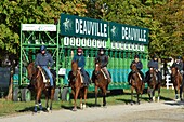 Frankreich, Calvados, Pays d'Auge, Deauville, Pferderennbahn von Deauville-La Touques, Reiter vor den Startboxen