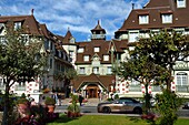 Frankreich, Calvados, Pays d'Auge, Deauville, Bentley geparkt vor dem Hotel Normandy Barriere