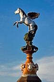 Frankreich, Calvados, Pays d'Auge, Deauville, Normandie Hotel Barriere, Hüftknauf, der ein geflügeltes Pferd darstellt, typisch für die Dächer des Pays d'Auge