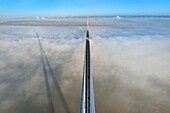 Frankreich, zwischen Calvados und Seine Maritime, die Pont de Normandie (Normandie-Brücke) überspannt die und taucht aus einem Wolkenmeer auf, im Hintergrund das Naturschutzgebiet der Seine-Mündung