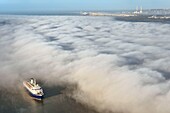 Frankreich, Seine Maritime, Le Havre, der Hafen von Le Havre taucht aus einem Wolkenmeer auf, im Vordergrund ein Kreuzfahrtschiff