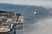 Frankreich, Calvados, Honfleur, der Handelshafen, Kreuzfahrtschiff angedockt