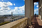 Frankreich, Seine Maritime, Le Havre, von Auguste Perret wiederaufgebautes Stadtzentrum, das von der UNESCO zum Weltkulturerbe erklärt wurde, dominiert vom Laternenturm der St. Josephs-Kirche, gesehen von der Terrasse des Hotel de Ville