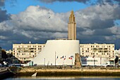 Frankreich, Seine Maritime, Le Havre, von Auguste Perret wiederaufgebautes Stadtzentrum, von der UNESCO zum Weltkulturerbe erklärt, Perret-Gebäude um das Bassin du Commerce, der von Oscar Niemeyer geschaffene Vulkan und der Laternenturm der Kirche Saint Joseph