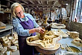 Frankreich, Calvados, Pays d'Auge, Bavent, Töpferei von Mesnil de Bavent, die Keramikerin Annie Richier entformt und bearbeitet einen Hahnenknopf in der Werkstatt