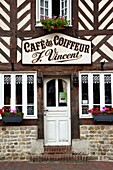 Frankreich, Calvados, Pays d'Auge, Beuvron en Auge, Beschriftung Les Plus Beaux Villages de France (Die schönsten Dörfer Frankreichs), Cafe du Coiffeur
