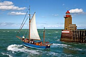 Frankreich, Seine Maritime, Pays de Caux, Cote d'Albatre, Fecamp, das alte Segelschiff Tante Fine verlässt den Hafen vor dem Leuchtturm Pointe Fagnet