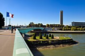 Frankreich, Seine Maritime, Rouen, die Pierre-Corneille-Brücke und der Turm des Departementsarchivs von Seine-Maritime