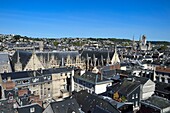 Frankreich, Seine-Maritime, Rouen, das Palais de Justice (Gerichtsgebäude), das einst Sitz des Parlement (französisches Gericht) der Normandie war und eine ziemlich einzigartige Leistung gotischer Zivilarchitektur aus dem späten Mittelalter in Frankreich darstellt, die Kirche Saint Ouen im Hintergrund
