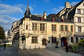 Frankreich, Seine Maritime, Rouen, place de la Pucelle, Hôtel de Bourgtheroulde wurde in der ersten Hälfte des 16. Jahrhunderts von Guillaume Le Roux erbaut und zeigt die gemeinsamen Einflüsse von Gotik und Renaissance