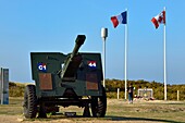 Frankreich, Calvados, Courseulles sur Mer, Juno Beach Centre, Museum, das der Rolle Kanadas im Zweiten Weltkrieg gewidmet ist, Kanone des Typs QF 25-Pfünder