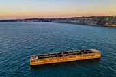 Frankreich, Calvados, Arromanches les Bains, Klippen von Cap Manvieux, Überreste von Mulberry B, Port Winston, Phoenix-Wellenbrecher (Luftaufnahme)