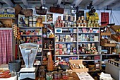 Frankreich, Manche, Carentan, L'Atelier, das Lebensmittelcafé aus der Kriegszeit, rekonstruiert von Sammlern von militärischen und zivilen Gegenständen aus den 1940er Jahren Sylvie und Jean-Marie Caillard