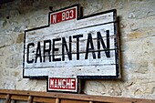 Frankreich, Manche, Carentan, L'Atelier, das Lebensmittelcafé aus der Kriegszeit, rekonstruiert von Sylvie und Jean-Marie Caillard, Sammler von militärischen und zivilen Gegenständen aus den 1940er Jahren, hölzernes Stadtschild von Carentan