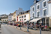 Frankreich, Morbihan, Insel Belle-Ile, le Palais, die Restaurantterrassen des quai Bonnelle