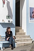 Frankreich, Morbihan, Insel Belle-Ile, le Palais, Schmuckdesignerin Marine Cauvin vor der Kunstgalerie Castillo-Cauvin