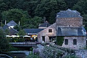 Frankreich, Morbihan, La Gacilly, Yves-Rocher-Haus in der Abenddämmerung