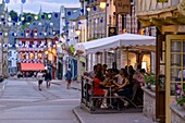 Frankreich, Morbihan, Josselin, Terrassen der Rue Olivier de Clisson an einem Sommerabend