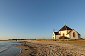 Frankreich, Morbihan, Sarzeau, Notre Dame der Küstenkapelle auf der Halbinsel Rhuys bei Sonnenuntergang