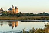 Frankreich, Morbihan, Sarzeau, das Schloss von Suscinio auf der Halbinsel von Rhuys bei Sonnenaufgang