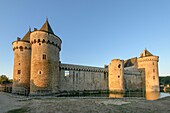 Frankreich, Morbihan, Sarzeau, das Schloss von Suscinio auf der Halbinsel von Rhuys bei Sonnenaufgang