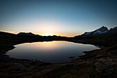 Frankreich, Hautes Alpes, la Grave, auf der Hochebene von Emparis der Schwarze See mit Blick auf das Massiv von Meije in der Abenddämmerung