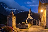 Frankreich, Hautes Alpes, Das massive Grab von Oisans, Abenddämmerung an der Kirche gegenüber der Meije
