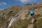 Frankreich, Isere, Massiv des Grandes Rousses, Alpe d'Huez, Wanderung zum Quirlies See, Quirlies Wildbach Wasserfall