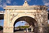 Frankreich, Paris, von der UNESCO zum Weltkulturerbe erklärtes Gebiet, Asiatische Hochzeit unter der Bir-Hakeim-Brücke, ehemals Passy-Viadukt, Zentraler Portikus vor dem Eiffelturm