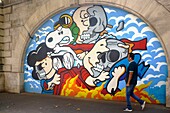 Frankreich, Paris, Street Art 13, bd Vincent Auriol, Fußgänger vor einem Fresko von MAH unter der Schwebebahn