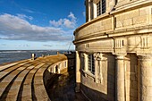 Frankreich, Gironde, Verdon sur Mer, Felsplateau von Cordouan, Leuchtturm von Cordouan, von der UNESCO zum Weltkulturerbe erklärt, Blick auf die Bekrönung, in der die Wohnhäuser untergebracht sind