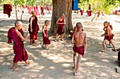 Myanmar (Burma), Region Mandalay, buddhistische Ausgrabungsstätte von Bagan, junge Novizen spielen in einem Kloster Fußball