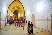Myanmar (Burma), Mandalay region, Buddhist archeological site of Bagan, young Burmese women