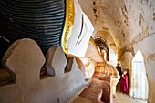 Myanmar (Burma), Region Mandalay, buddhistische Ausgrabungsstätte von Bagan, die von der UNESCO zum Weltkulturerbe erklärt wurde, Manuha Phaya-Tempel mit liegendem Buddha