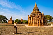 Myanmar (Burma), Region Mandalay, buddhistische archäologische Stätte von Bagan, die von der UNESCO zum Weltkulturerbe erklärt wurde, junge Touristin vor einem Tempel