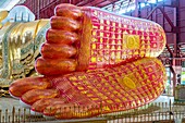 Myanmar (Burma), Yangon, Bezirk Shwe Gon Daing, Paya Chaukhtatgyi, liegender zementierter Goldbuddha mit 70 m langen Glasmosaiken