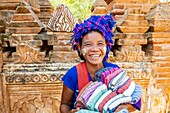 Myanmar (Burma), Shan-Staat, Inle-See, In Dein oder Inthein, archäologische Stätte von Nyaung Ohak, Kunsthandwerkerin