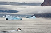 Grönland, Westküste, Baffinbucht, Fischerboot und Eisberge im Uummannaq-Fjord