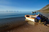 Grönland, Nordwestküste, Murchison Sound nördlich der Baffin Bay, Siorapaluk, das nördlichste Dorf von Grönland, die Bewohner ziehen im Sommer meist mit dem Boot zur Jagd